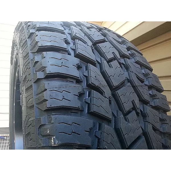 Toyo Open Country A/T plus 285/70 R17 121/118S